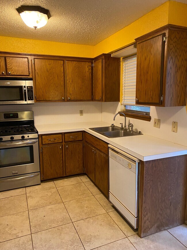 Building Photo - 3020 Lazy Ln