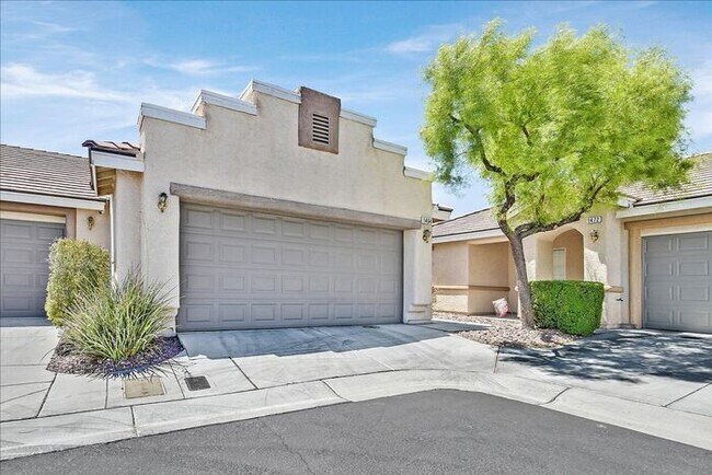 Foto del edificio - Stunning 3-Bedroom Townhome with Spacious Backyard & Fireplace