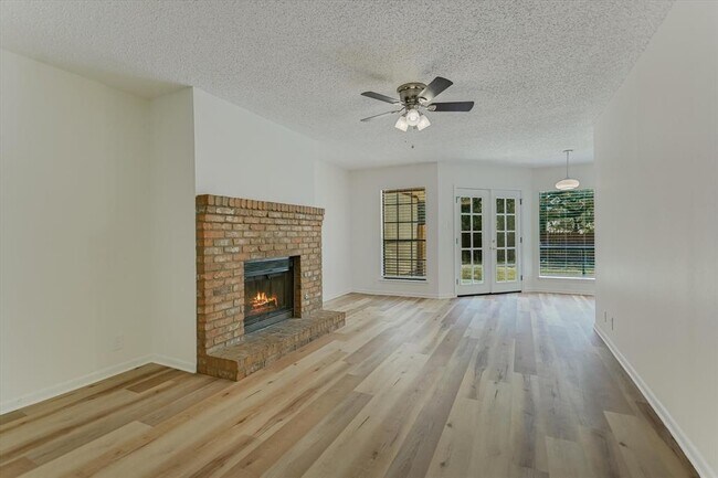 Foto del edificio - 6103 Hill Forest Dr