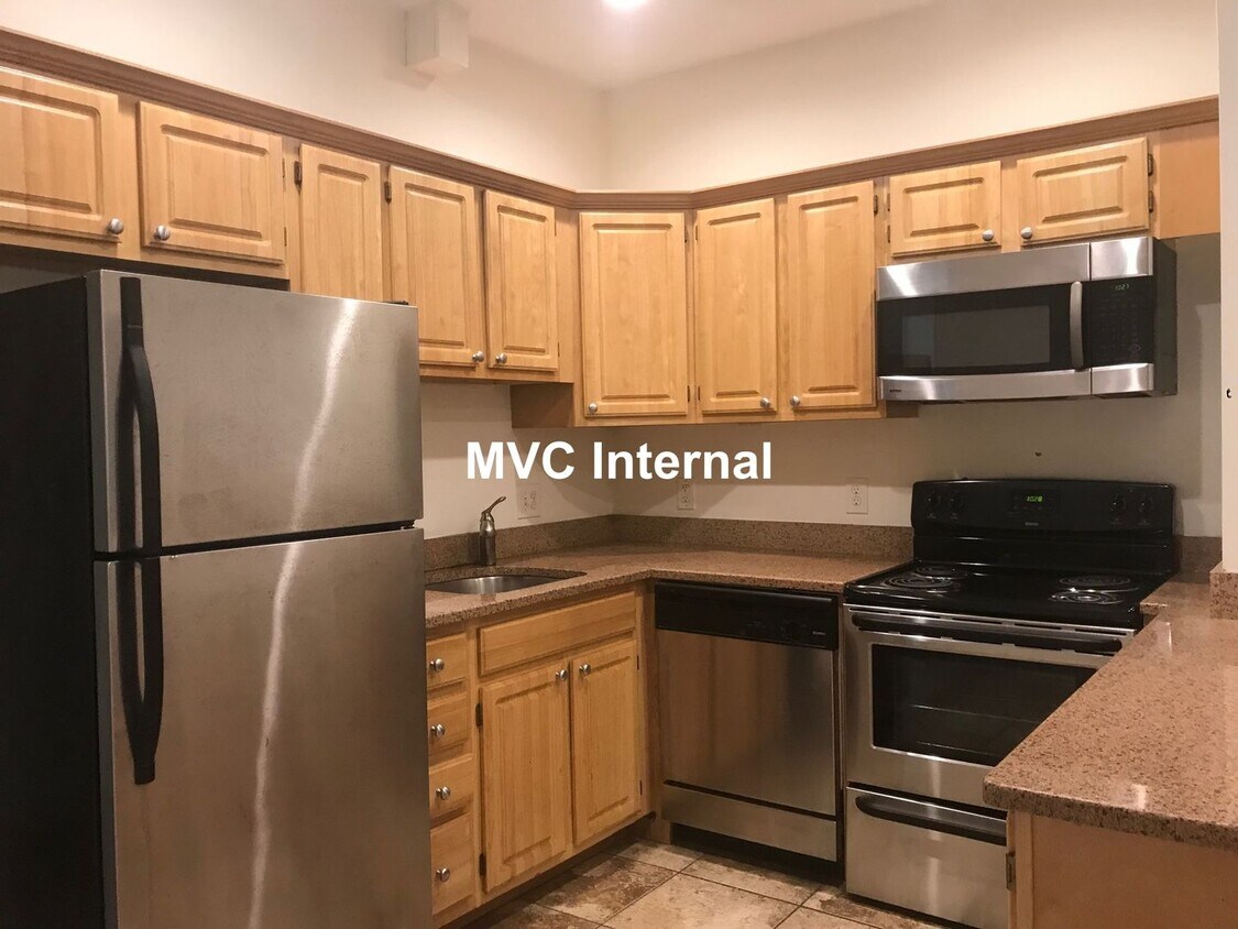 Foto principal - Nicely updated large 2 bed split in Allston.