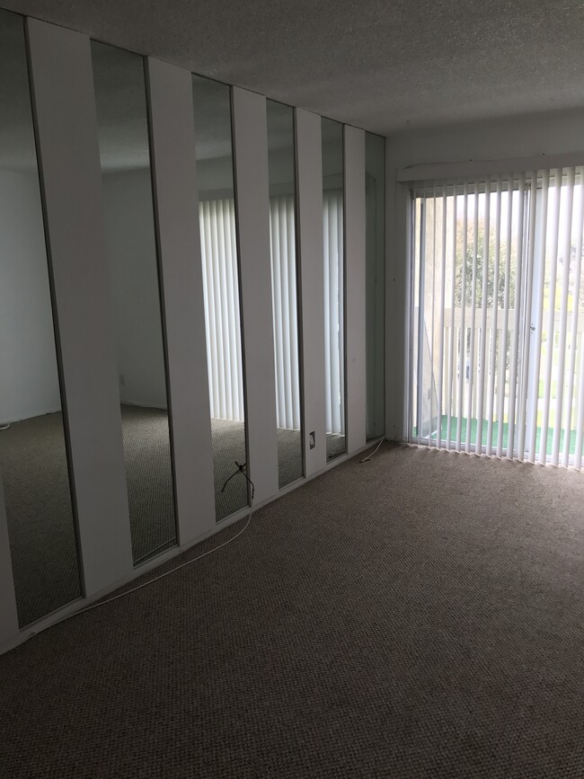 Building Photo - 259 S Ventura Rd