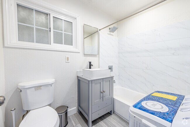 3 habitaciones, 1 baño - 700 pies cuadrados - Baño - 859 N McCadden Pl