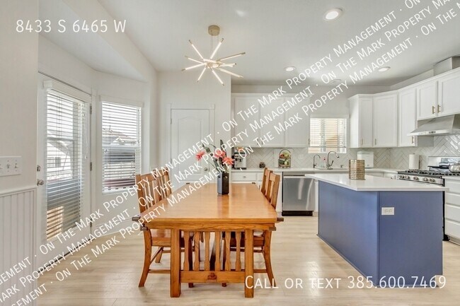 Building Photo - Spacious Solar Powered WJ Home