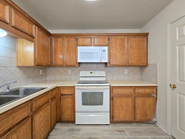 Foto del edificio - AVAILABLE NOW!