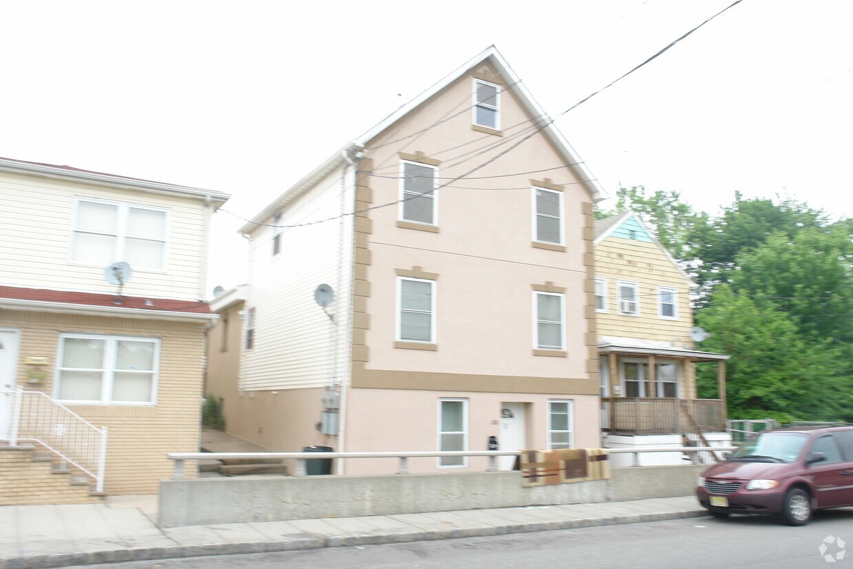 Primary Photo - 106 Washington St