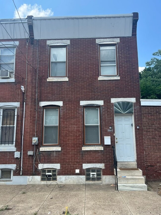 Building Photo - Bright 2-Bedroom with Spacious Bath & Priv...