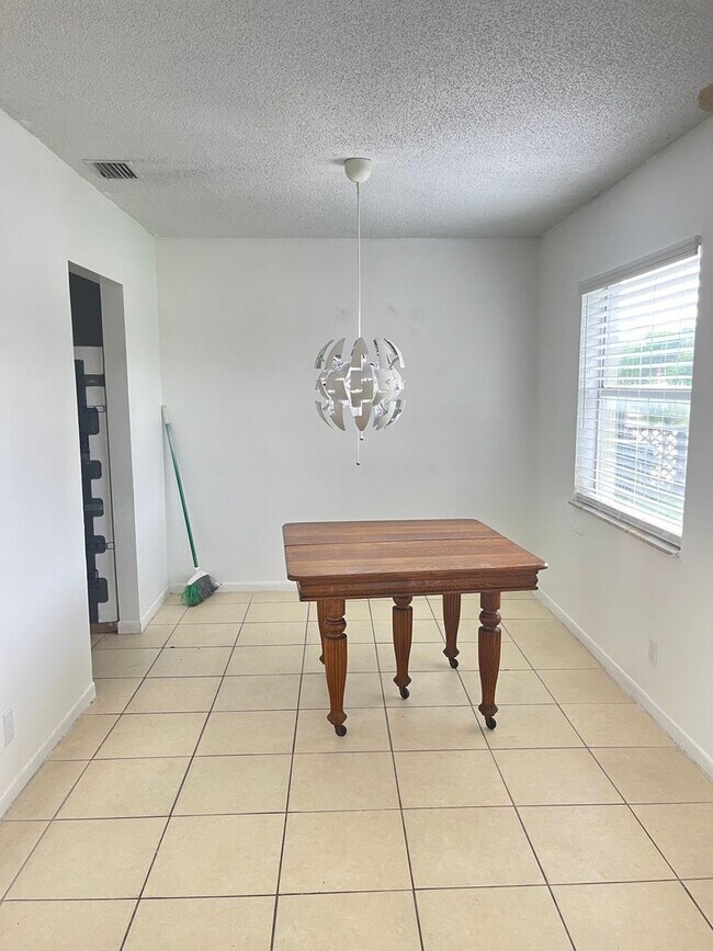 Foto del edificio - No HOA Fees!  Great location 4 bedroom house in Boca Raton!  Free Internet!