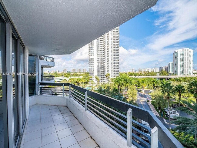 Foto del edificio - 3600 Mystic Pointe Dr