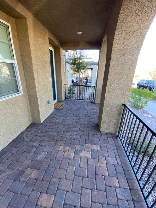 Building Photo - AMERICANA Property Mgmt - 3beds - 2 1/2baths Newly Townhouse in Henderson.