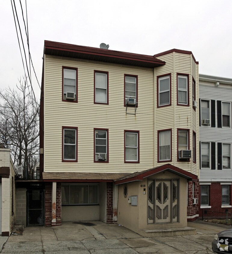 Building Photo - 618 11th St