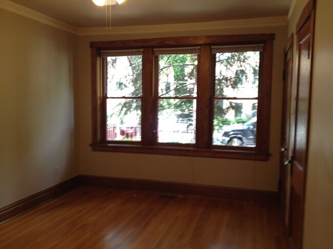 Living room without furniture - 1917 N Leavitt St