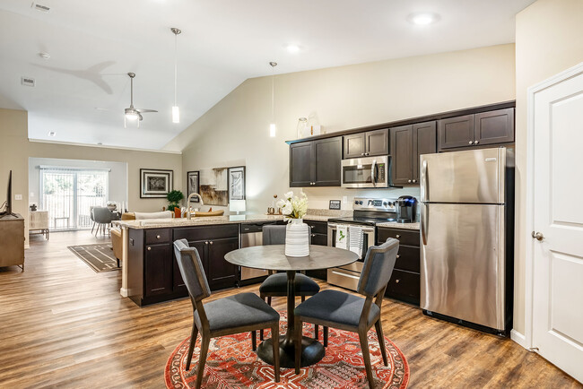 Amplias cocinas con desayunador y Habitación para una mesa de billar - Redwood Rochester Hills