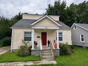 Building Photo - 715 Golfview Dr