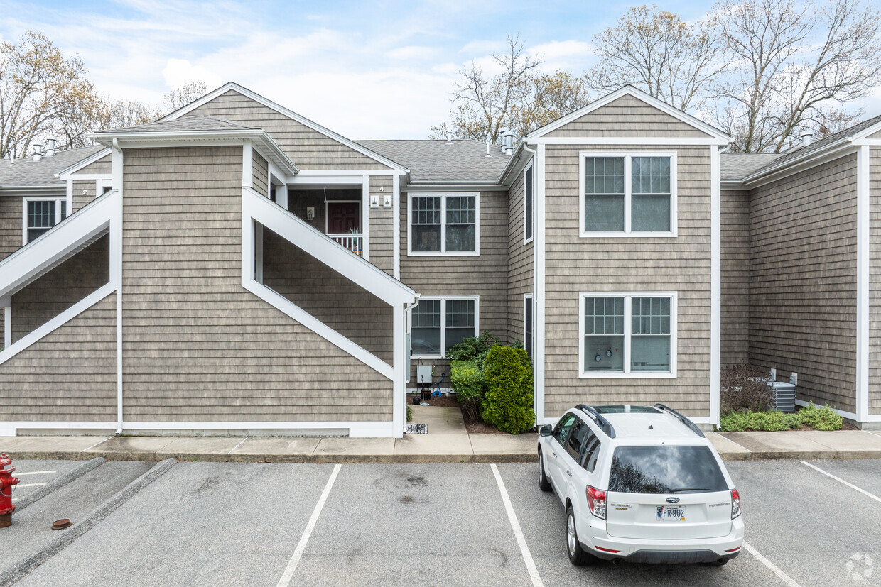 70 Turner St Warwick, RI 02886-3600 - Forest Pond Condominiums