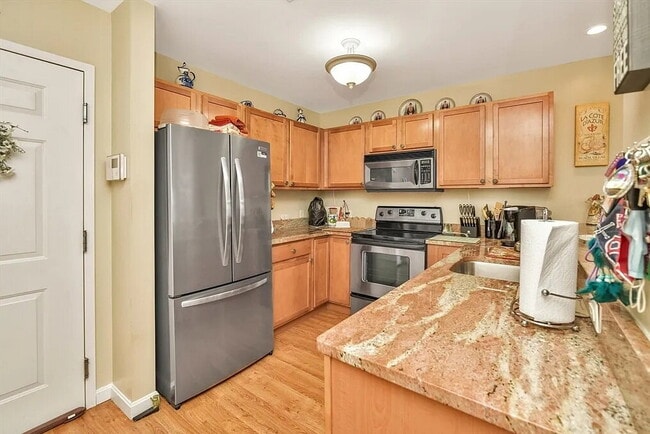 Building Photo - Sophisticated Space Designed for Comfort