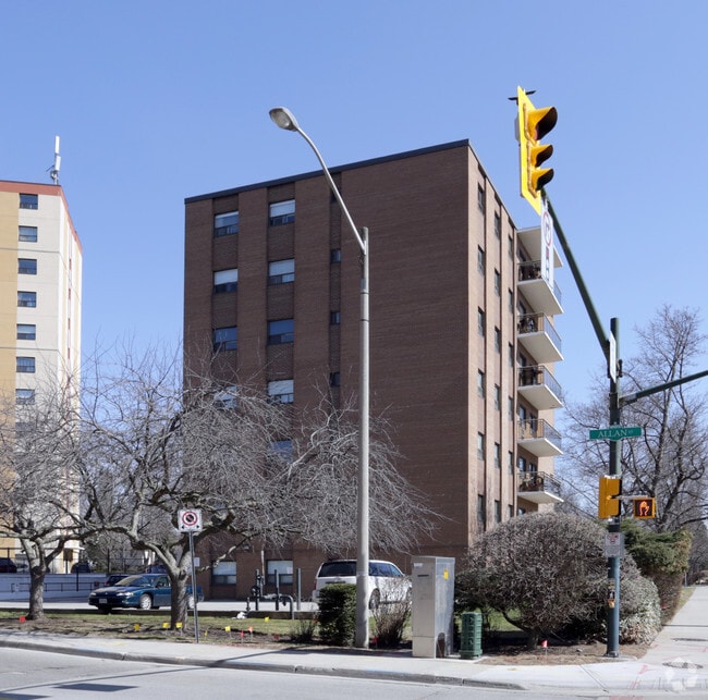 Building Photo - 105 Allan St