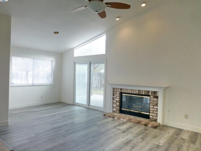 Building Photo - 250 Pacheco Dr