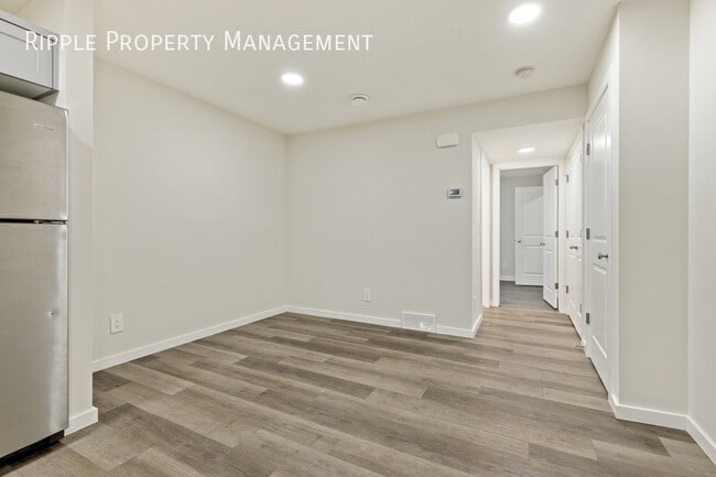 Photo du bâtiment - WONDERFUL 1 BED/ 1 BATH LOWER UNIT ONLY!