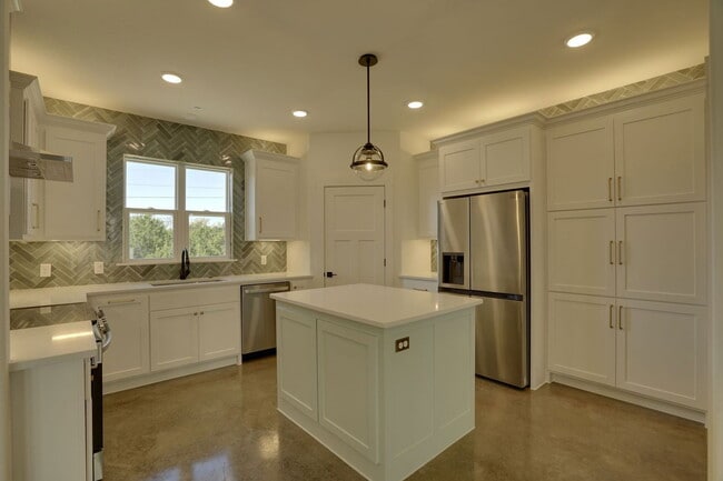 Building Photo - 302 Red Bird Ln