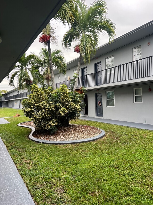 Building Photo - 4250 SW 67th Ave