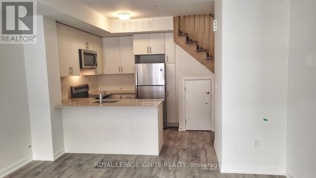 Photo du bâtiment - 3556-3556 Colonial Dr