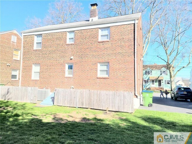 Building Photo - 23 Coolidge Ave