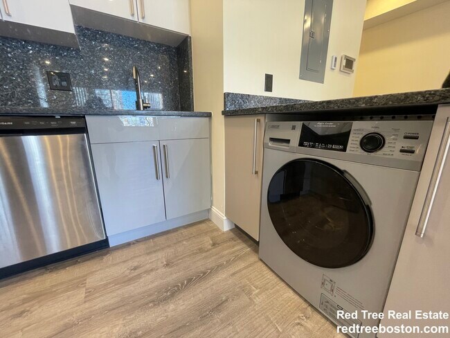 Foto del edificio - 1028a Commonwealth Ave