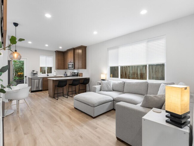 Building Photo - Light-Filled w/ Modern Finishes - 3?Bed / ...