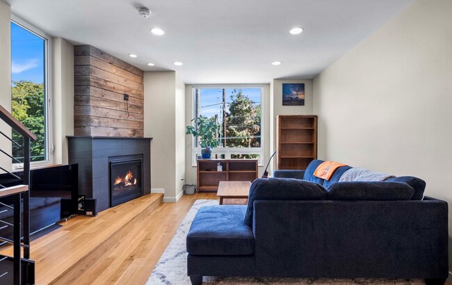 Building Photo - Three-Bedroom Townhouse on Queen Anne!!!!