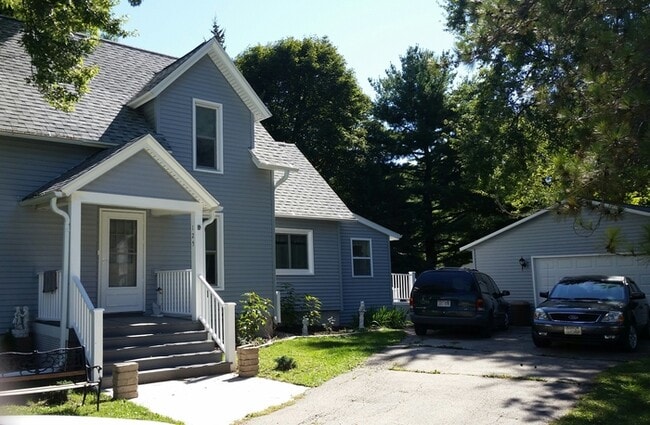 Building Photo - NEWLY RENOVATED 3 bdrm/2 bath - Sharon