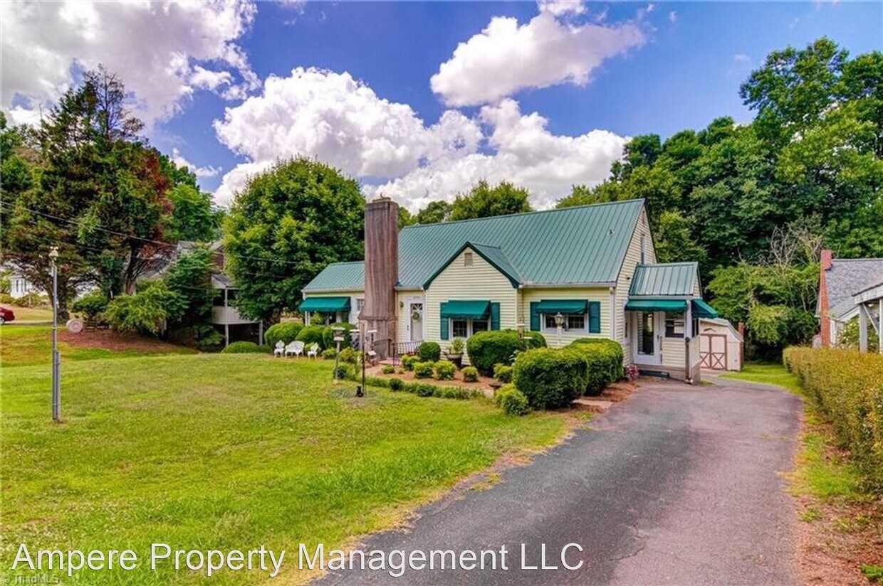 3 br, 1 bath House 2201 S Hawthorne Rd House Rental in Winston