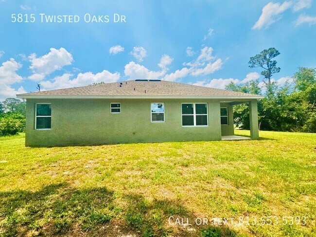Foto del edificio - 5815 Twisted Oaks Dr