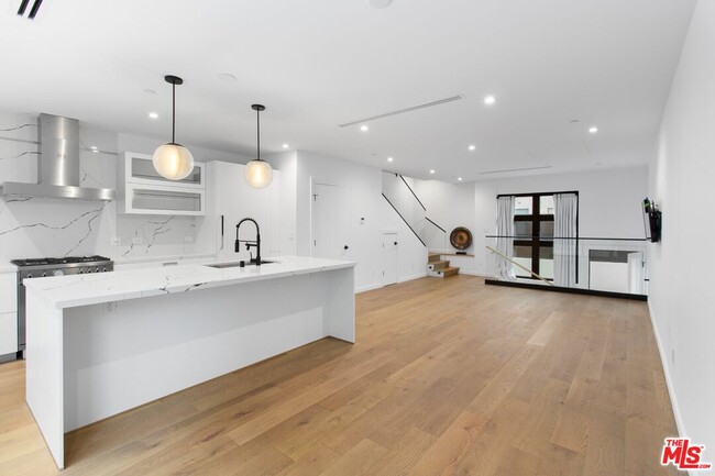 Building Photo - 1410 N Poinsettia Pl
