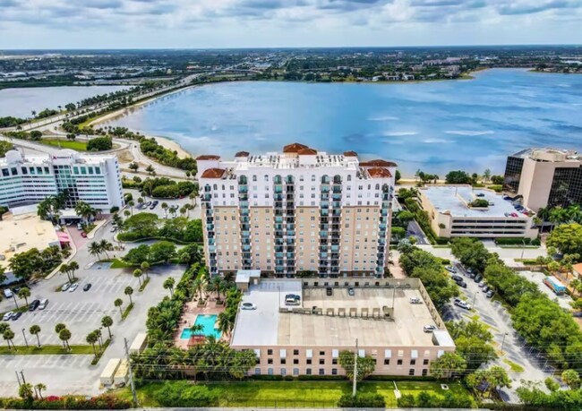 Foto del edificio - 616 Clearwater Park Rd