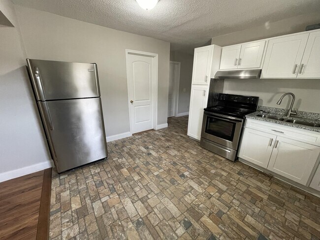 Building Photo - 2231 Loophole Dr