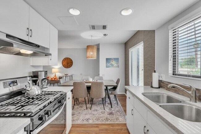 Foto del edificio - 2160 S Palm Canyon Dr