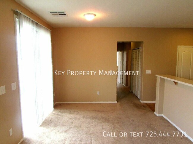 Building Photo - 2 BEDROOM 2 BATH TOWN-HOME WITH 1 CAR GARA...