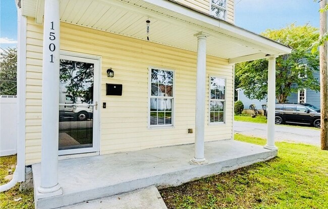 Building Photo - Beautifully Renovated 3 bdrm/1.5bth Home L...