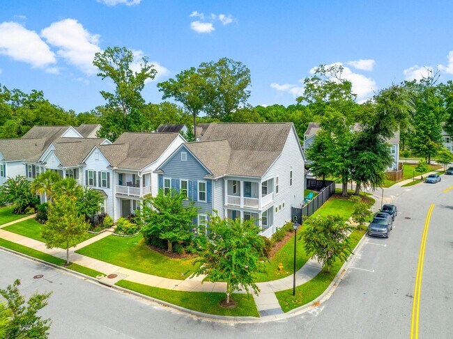 Foto del edificio - Impressive home in Oakfield loaded with up...