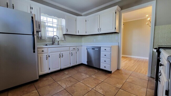 Building Photo - 242 S Bleckley Dr