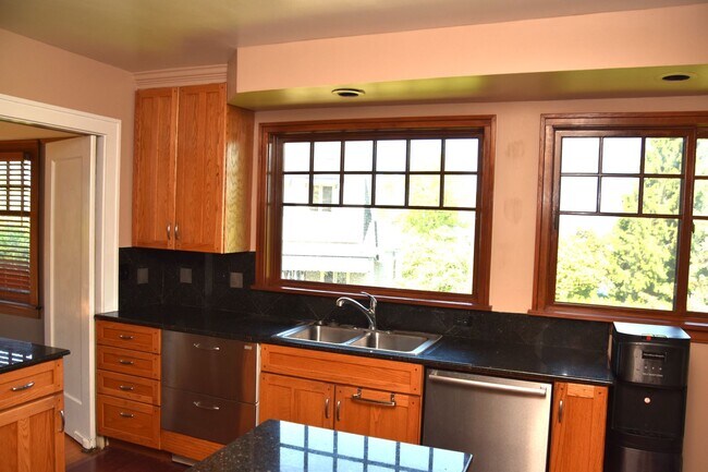 Building Photo - Spacious 3 Bedroom 3 Bath Old Town Tacoma ...