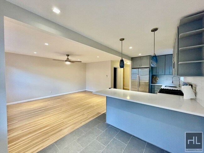 Building Photo - Stunning gut renovated 2.5 bedroom w/share...