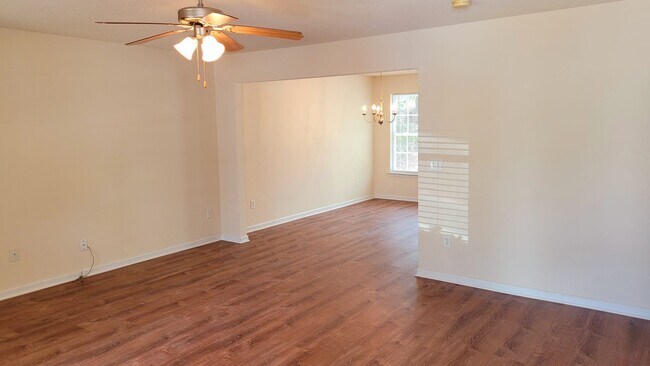 Building Photo - 521 Epris Ln