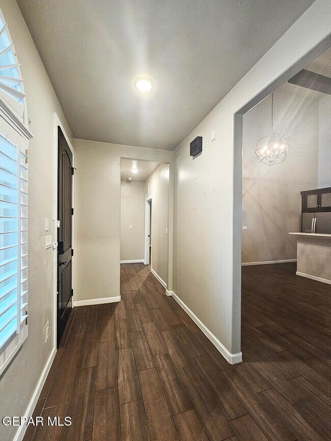 Foto del edificio - 13185 Tiverton Rd