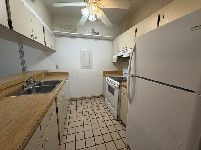 Building Photo - 926 Tennis Way