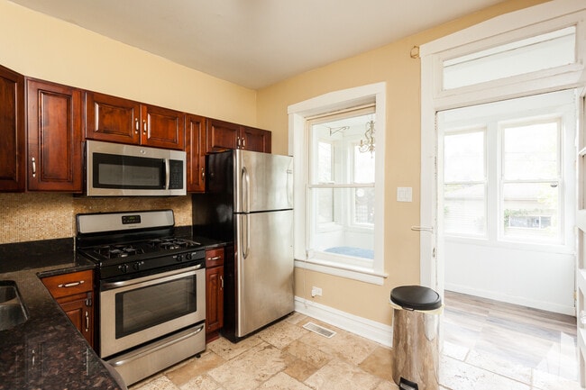 Building Photo - 4204 N Francisco Ave