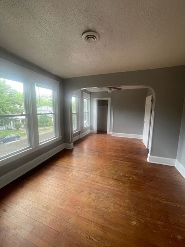 Building Photo - 3 Bedroom Close to Downtown!