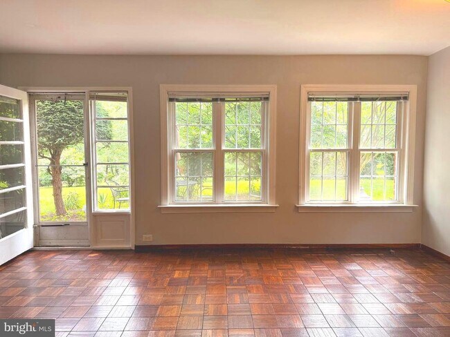 Foto del edificio - 3211 Ravensworth Pl