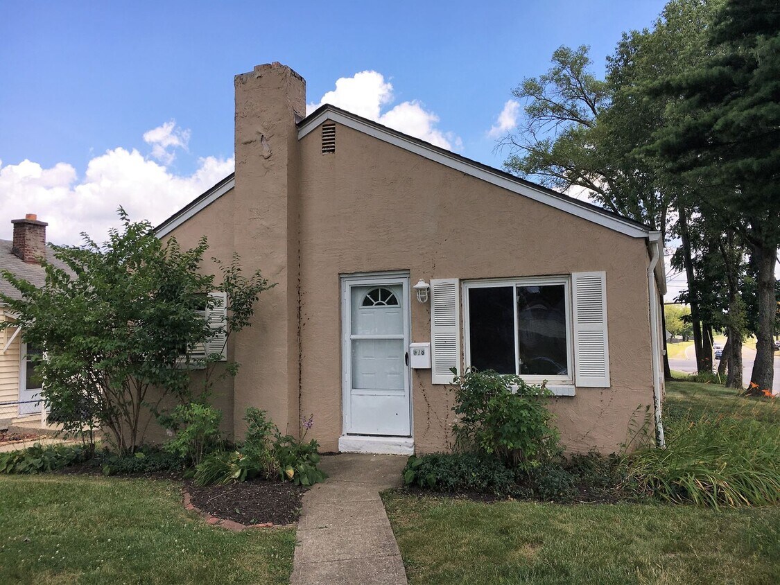Primary Photo - **2-BEDROOM HOUSE W/ DETACHED GARAGE IN BE...