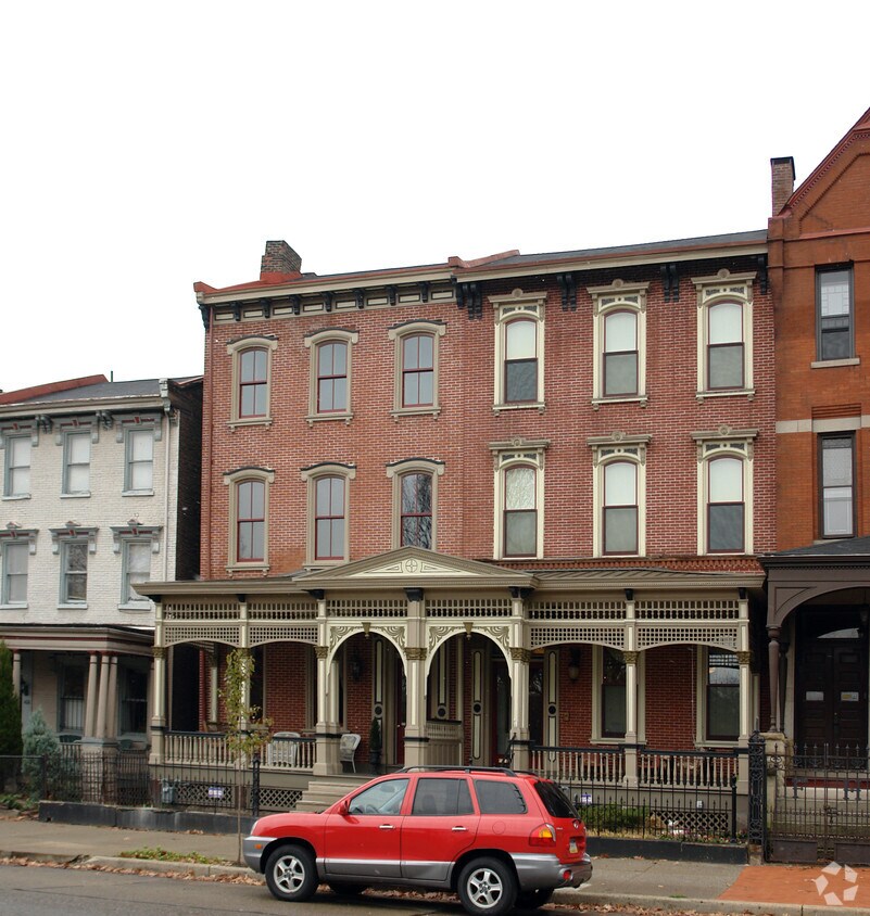 Building Photo - 402-404 W North Ave